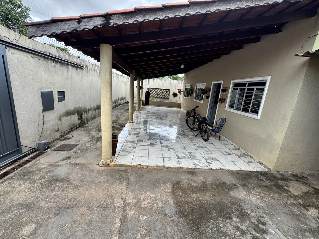 Casa ampla com varanda, lote espetacular com 885 metros. Localização privilegiad...