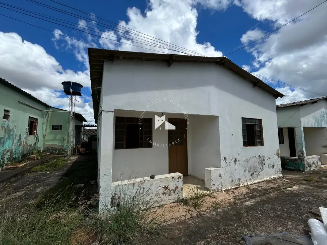 Lote com com 10 casas de 2 quartos cada, e 10 kitnetes de 1 quarto cada, todas p...