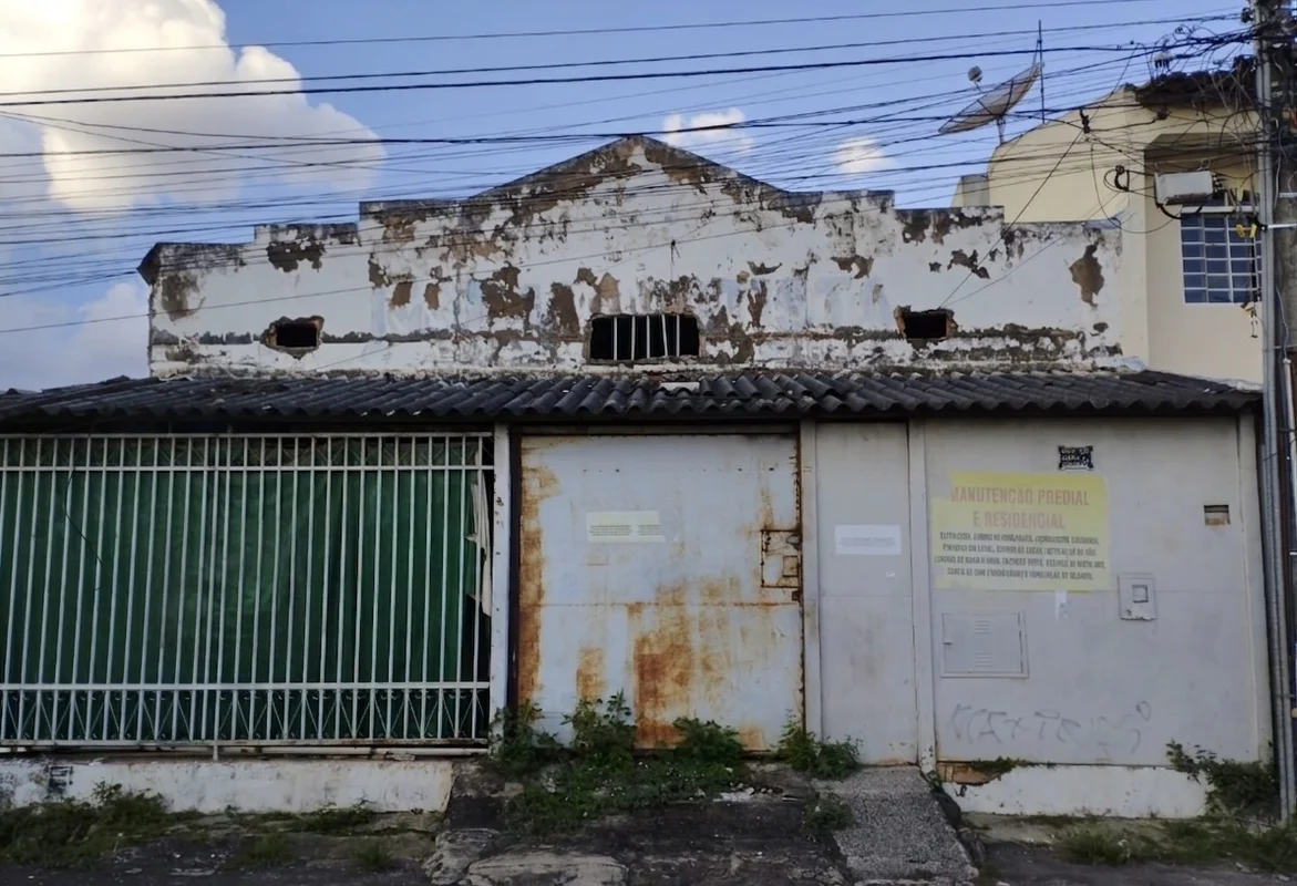Lote com galpão.Escriturada Boa localização Perto de escolas Comércio Transporte...