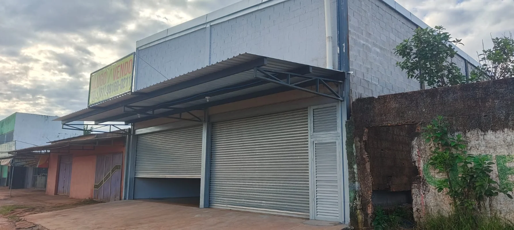 Galpão coberto com 360m2 de área coberta com as seguintes características: -Pe d...