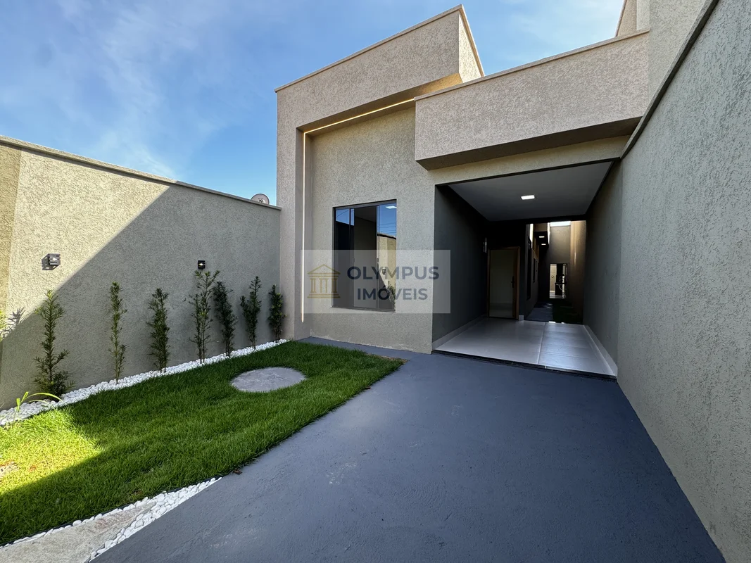 Casa térrea com 107 m² de área construída em terreno de 180 m². Sala com pé-dire...