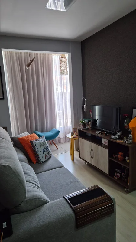 Vendo apartamento reformado e mobiliado de um quarto no início da 715 - Asa Nort...