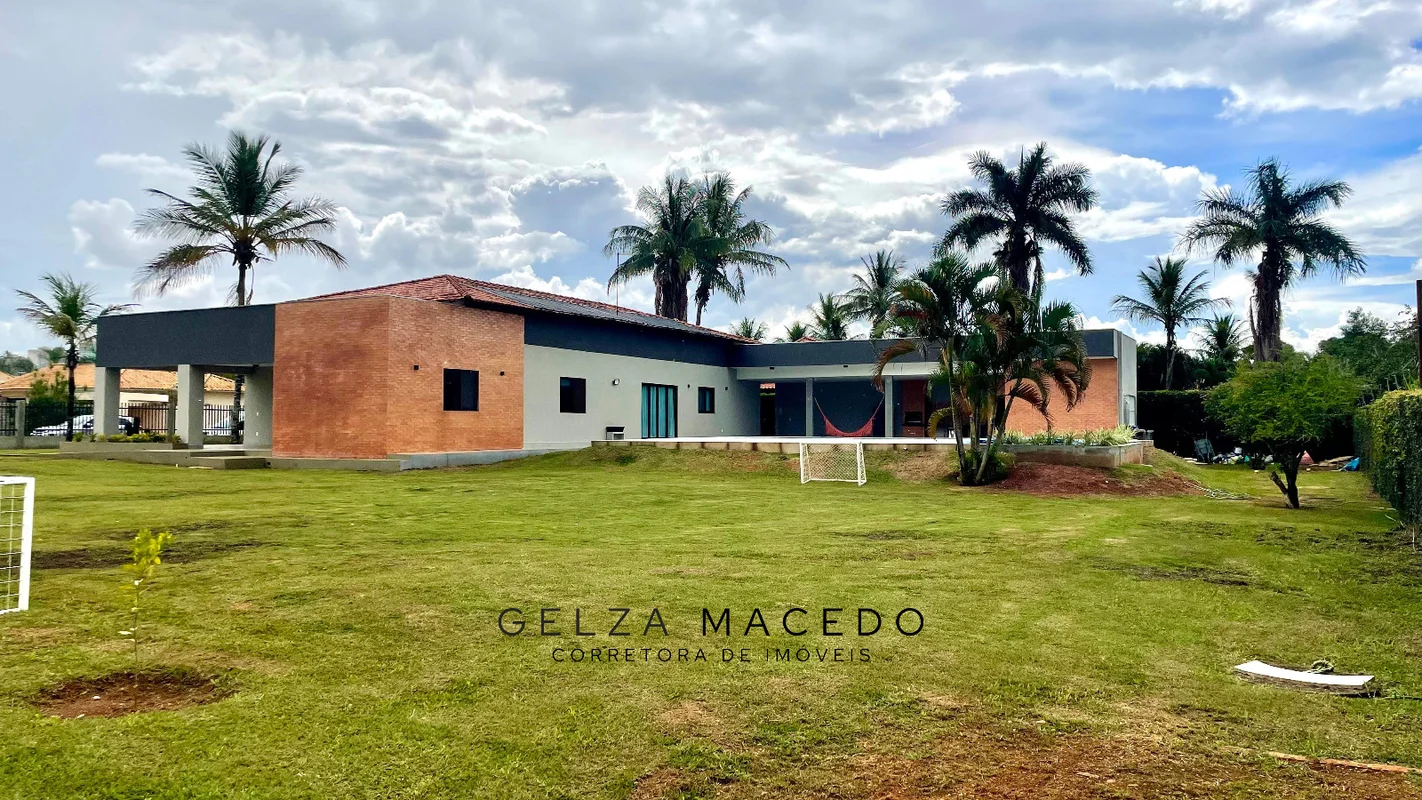 Com 2.500 m² de terreno de área total, e aproximadamente 400m² de área construíd...