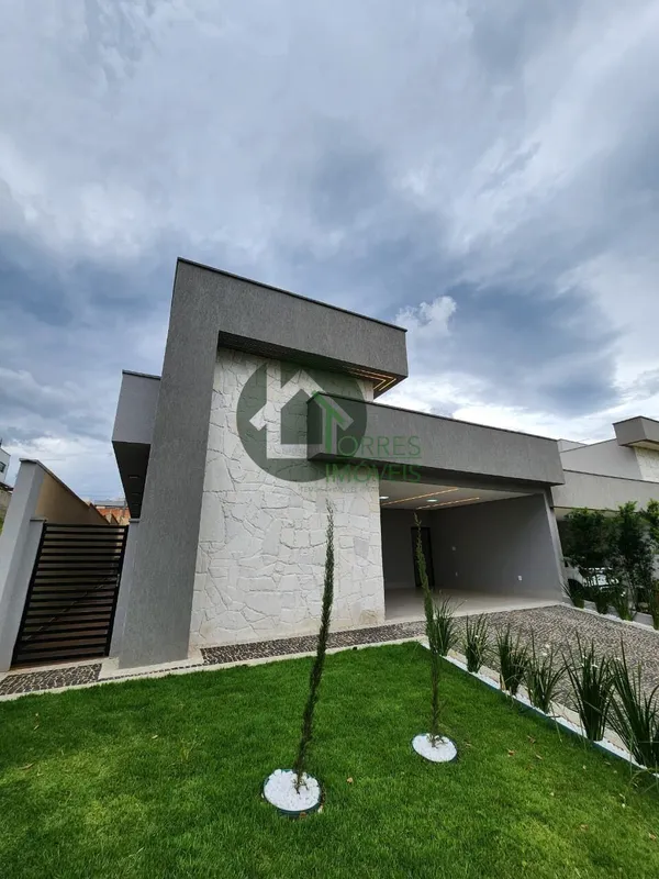  Condomínio Jardim Veneza  4 Suítes Plenas, sendo uma master. Sala com pé direit...