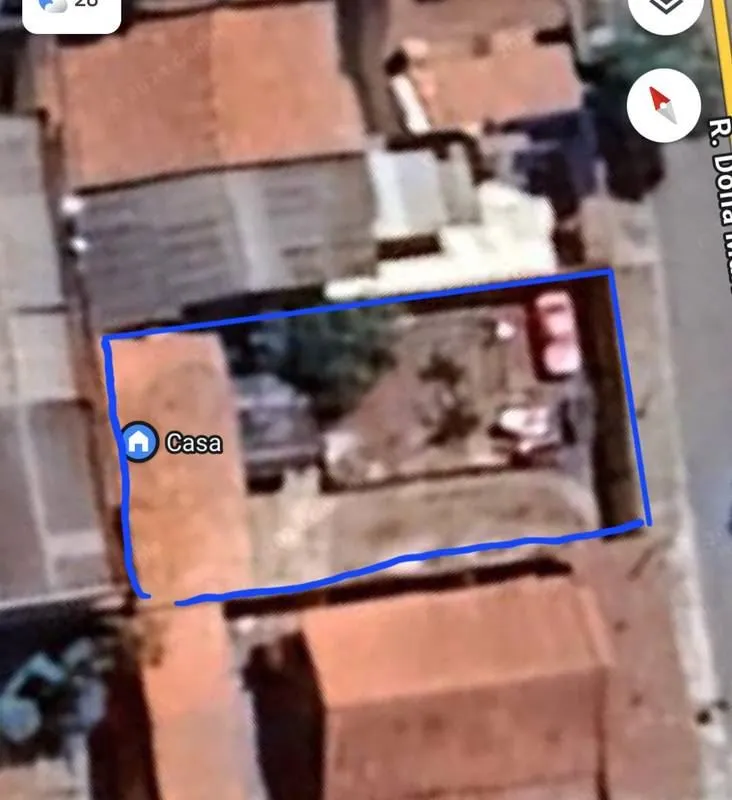 Lote com 364 m², nascente, com uma residência simples ao fundo, ótima localizaçã...