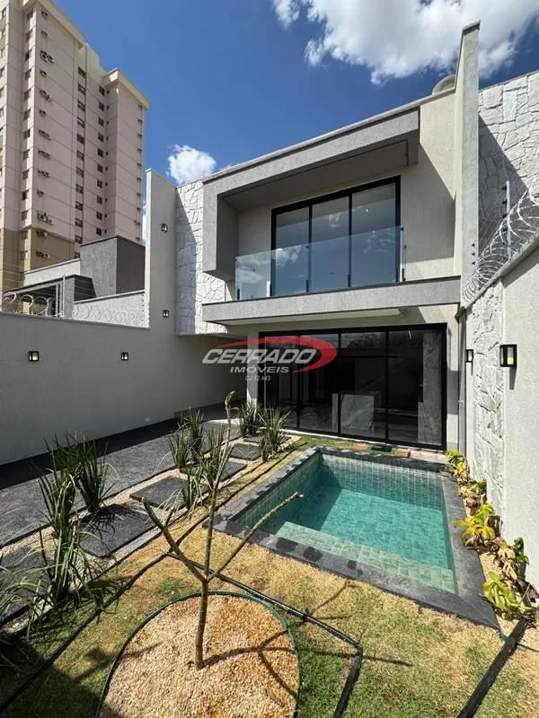 Pavimento superior:?3 suítes, sendo a suite do casal com banheira de hidromassag...