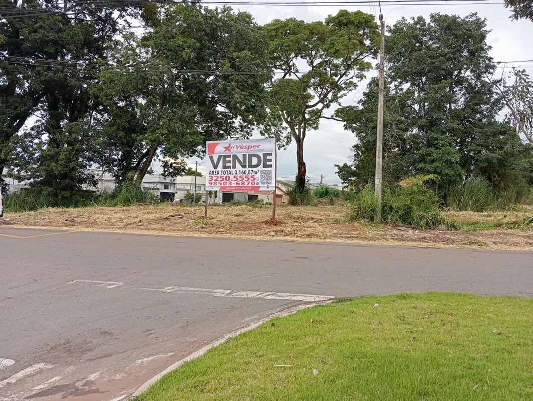 Excelente área cabeça de quadra, com área total de 3.160,87 m², localizada na Ru...