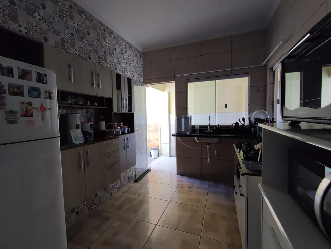 Casa de 2 quartos sendo 1 suíteCozinhaBanheiro socialÀrea de serviçoQuintalGarag...