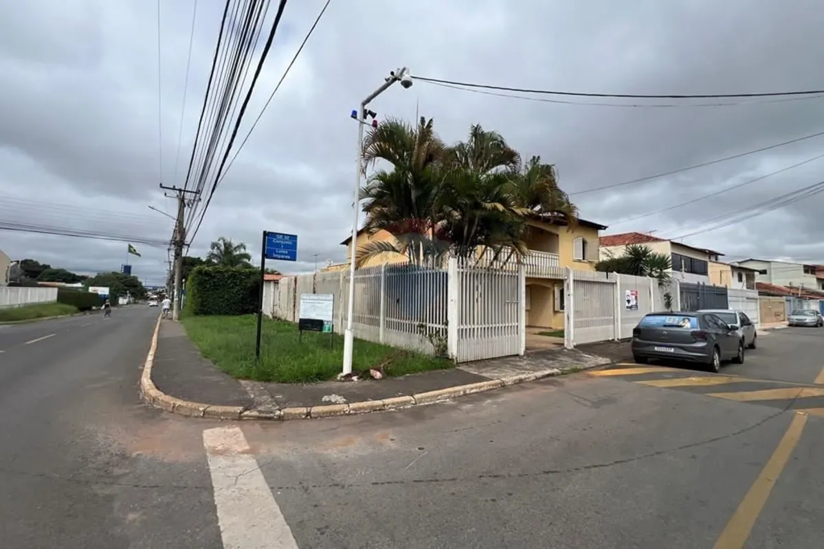 Você já imaginou viver em um sobrado clássico, edificado em terreno de esquina, ...