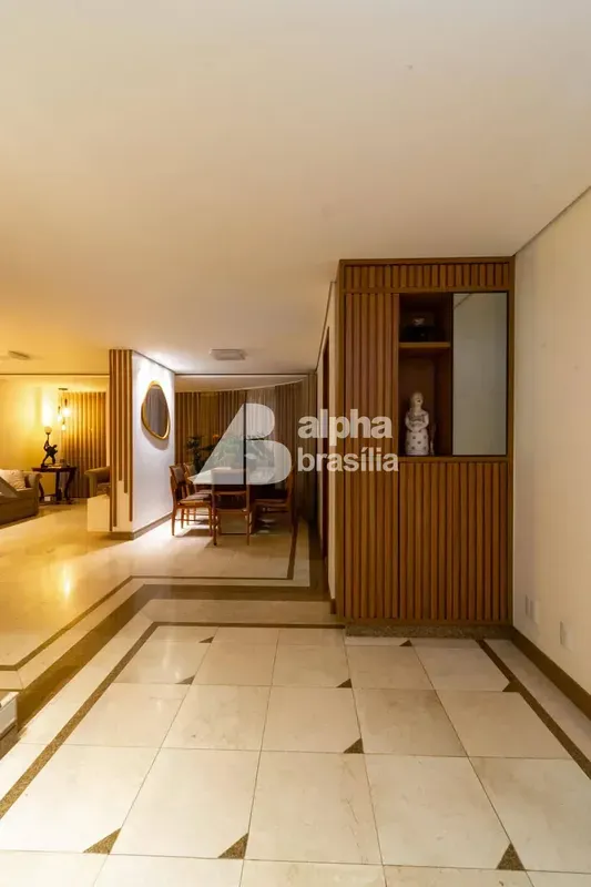 Localizada na SQN 215, Bloco C, esta cobertura duplex reformada na SQN 215 se de...