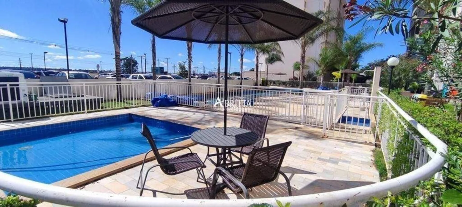 Apto reformado 2 quartos 1 vaga de garagemSala com painel, rack, parede decorati...