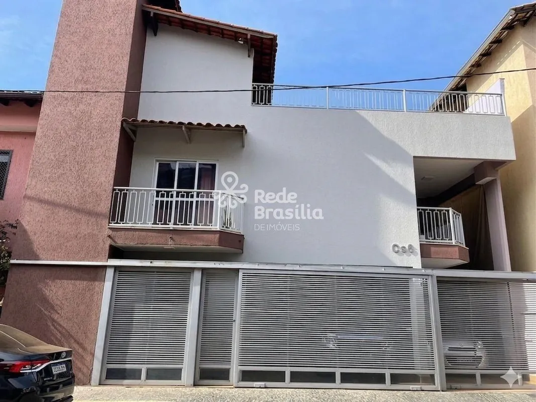 Sobrado com Elevador, 5 suítes - Condomínio Fechado - Ambiente Silencioso.Imóvel...