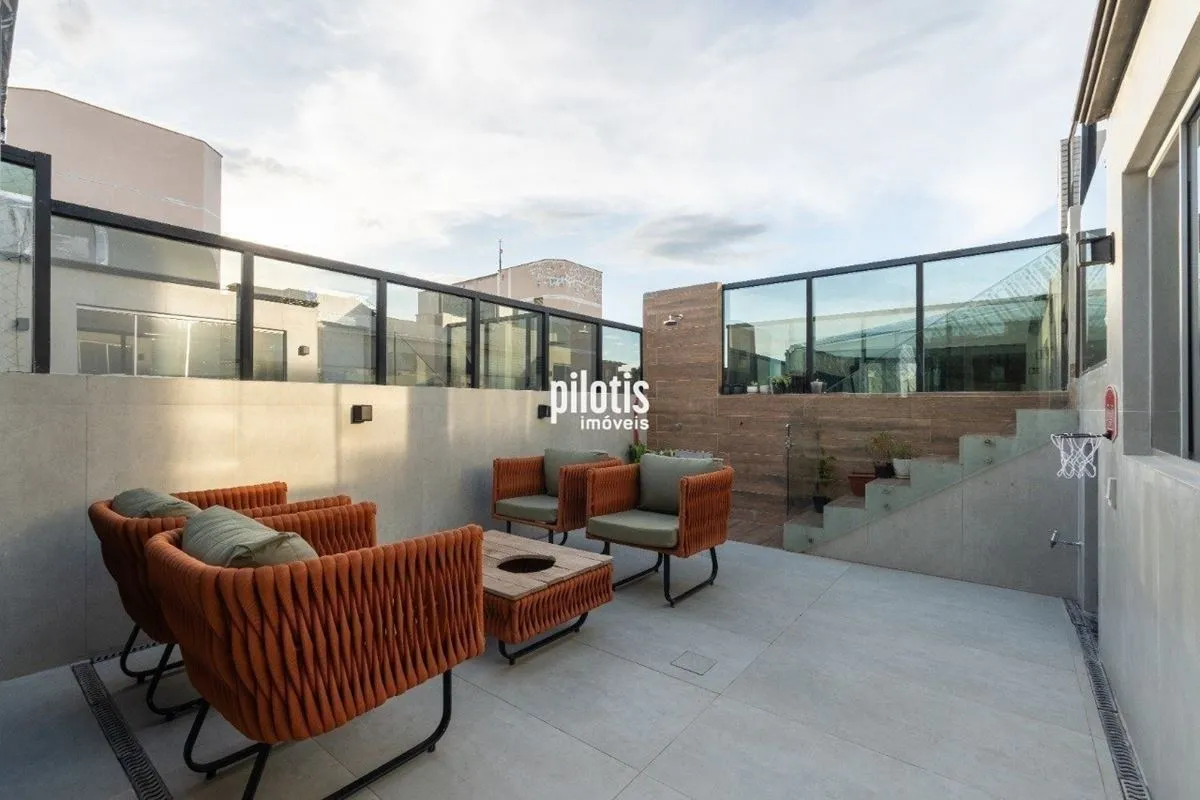 Encantadora e totalmente reformada, esta cobertura duplex de 200m² oferece o equ...