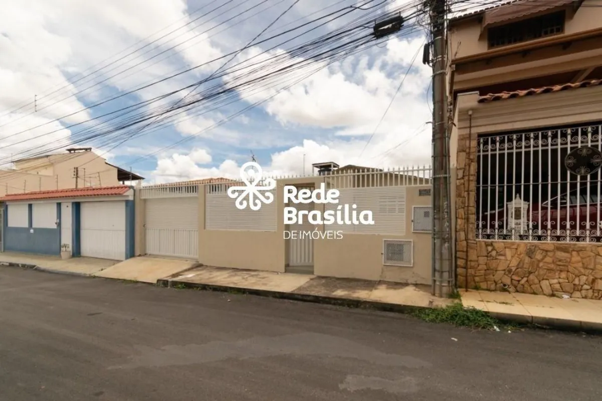 QE 15 conjunto Q - Casa na Laje ( parcialmente),nascente, espaçosa e confortável...