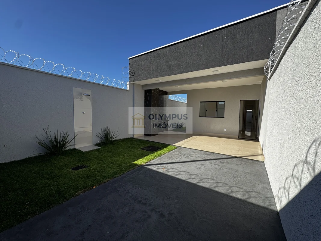 Espaço gourmet frontal com churrasqueira a carvão e área gramada, a menos de 5 m...