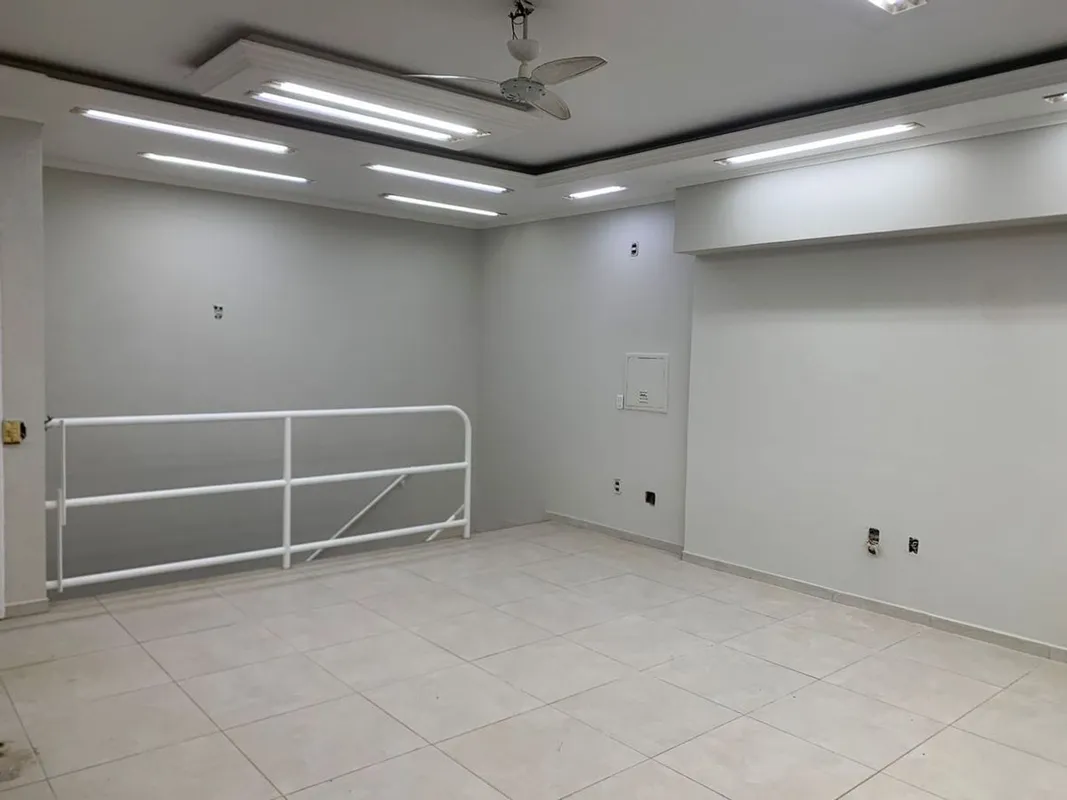 Oportunidade imperdível! Loja e subsolo no Lúcio Costa. Área total de 82,50 m², ...