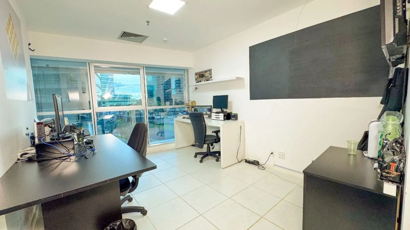 Venha conhecer esta incrível sala comercial de 28m² no Edifício Vision, com uma ...