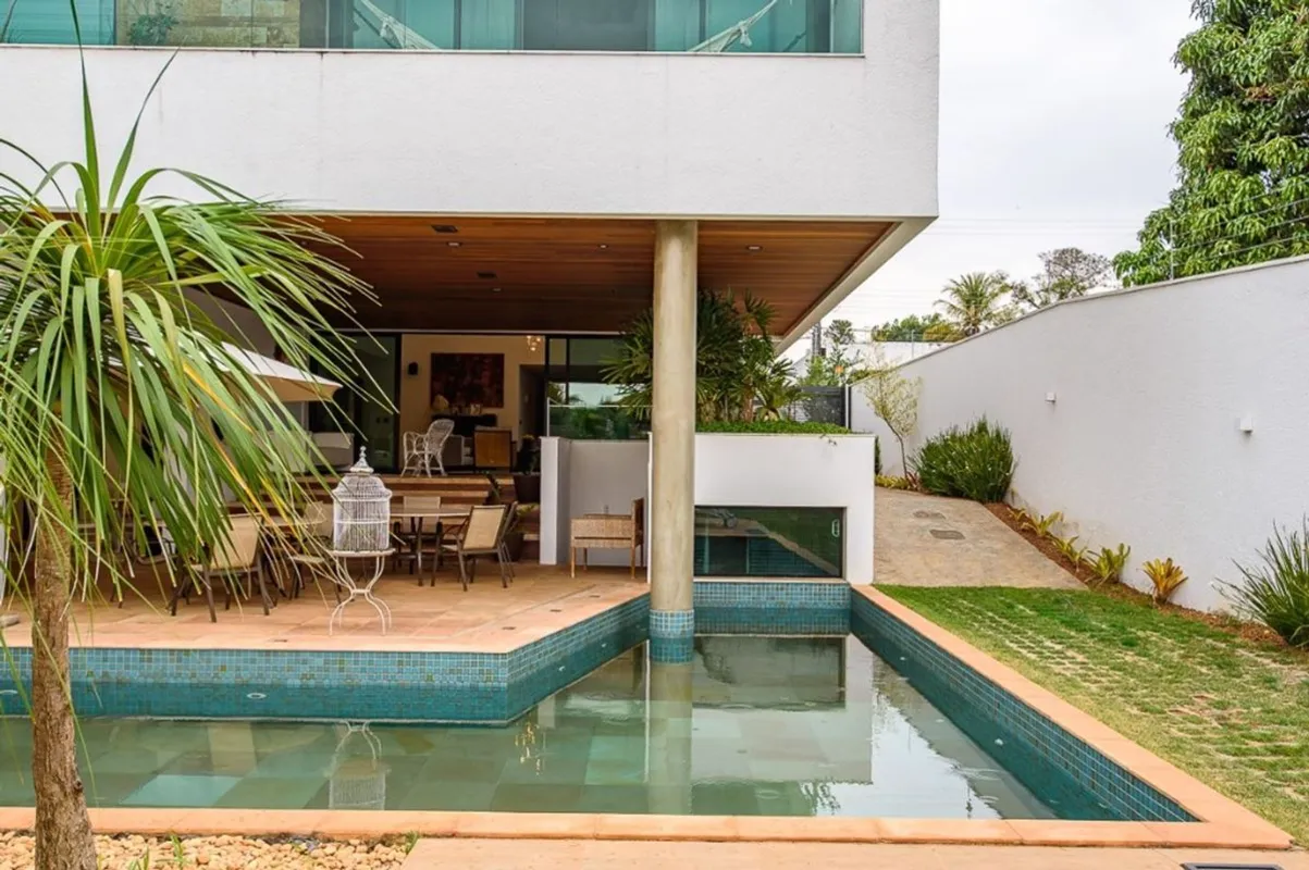 ALTÍSSIMO PADRÃO NA MELHOR LOCALIZAÇÃO DO LAGO SULLAZER COMPLETO - ADEGA & ELEVA...