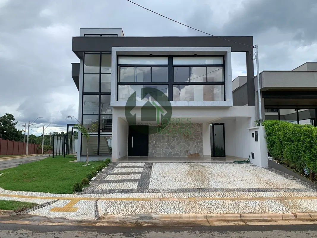 Sobrado no Jardins Porto, lote de esquina com 330m² e 214m² de construção. São 4...