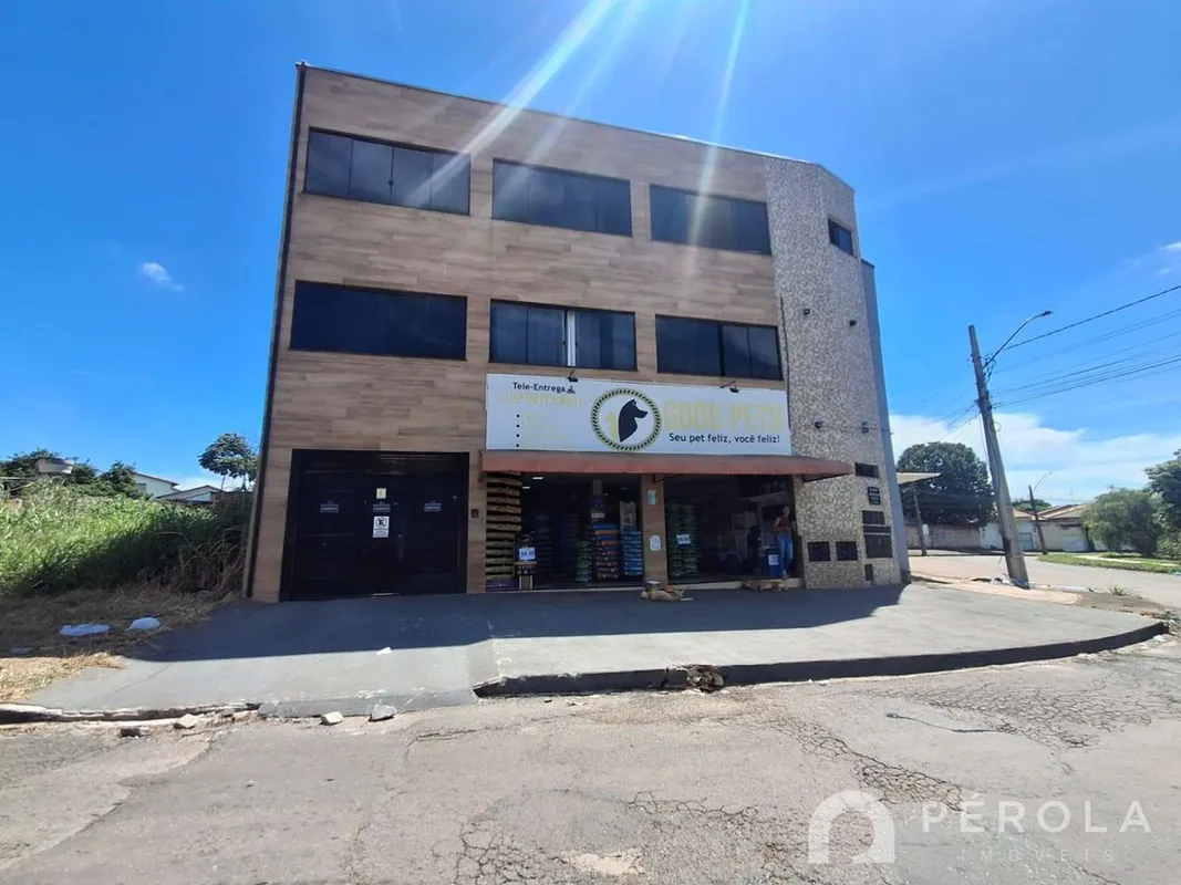 Apartamento sobreloja com dois quartos sendo uma suíte, banheiro social, sala pa...