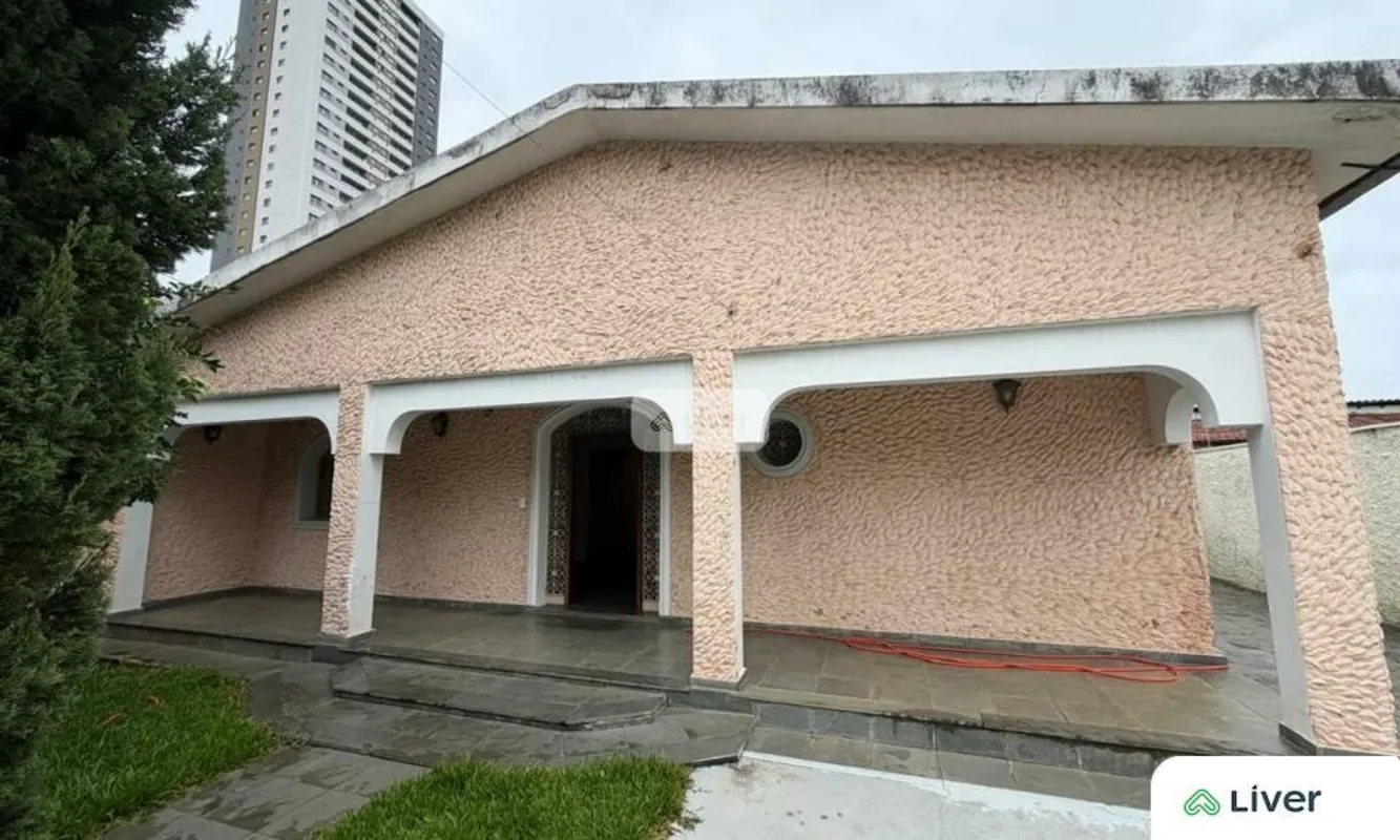 Casa Comercial com 6 Salas, Ampla Recepção e 5 Vagas – Setor Aeroporto – Goiânia...