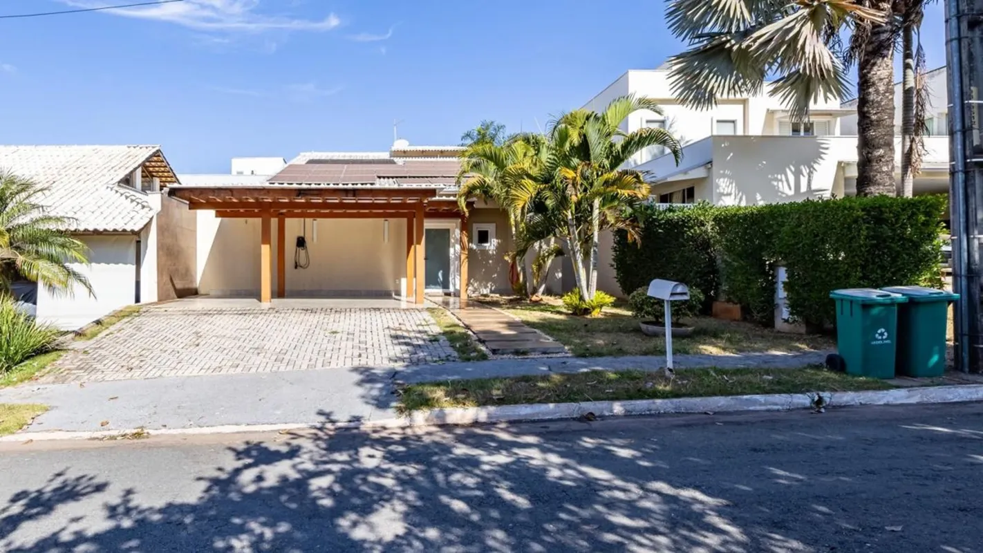 Oportunidade real com potencial pra modernização no Portal do Sol I: casa com 3 ...