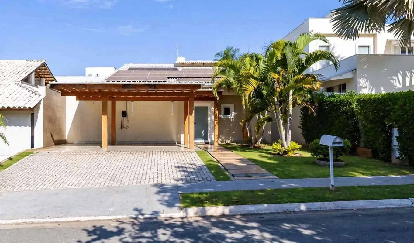 Oportunidade real com potencial pra modernização no Portal do Sol I: casa com 3 ...