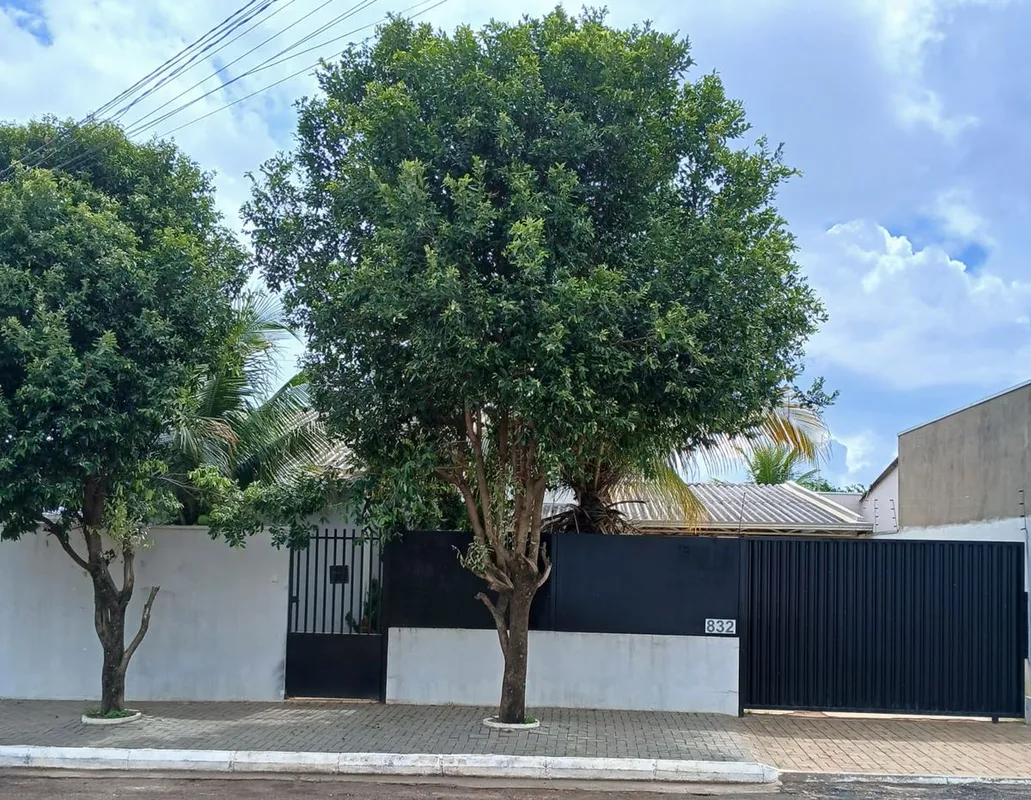 Casa grande, terreno de 450 m² e a casa com 194 m² a edícula com 82 m² totalizan...