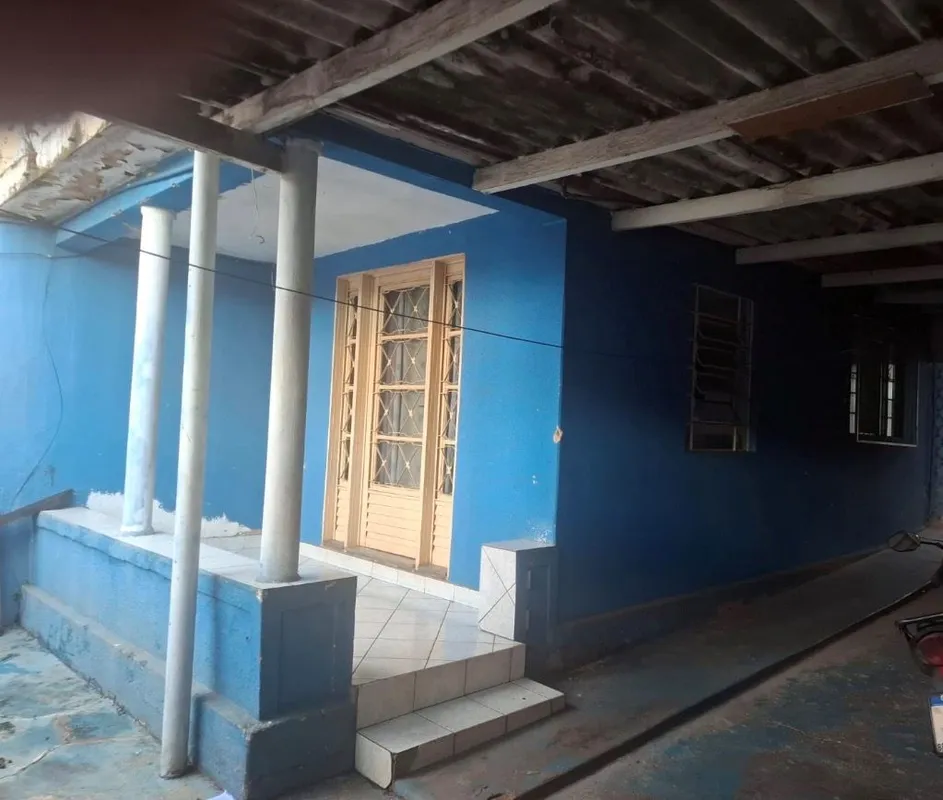 Esse lote já conta com 3 salas comerciais e 3 barracões, ou seja, você já pode g...