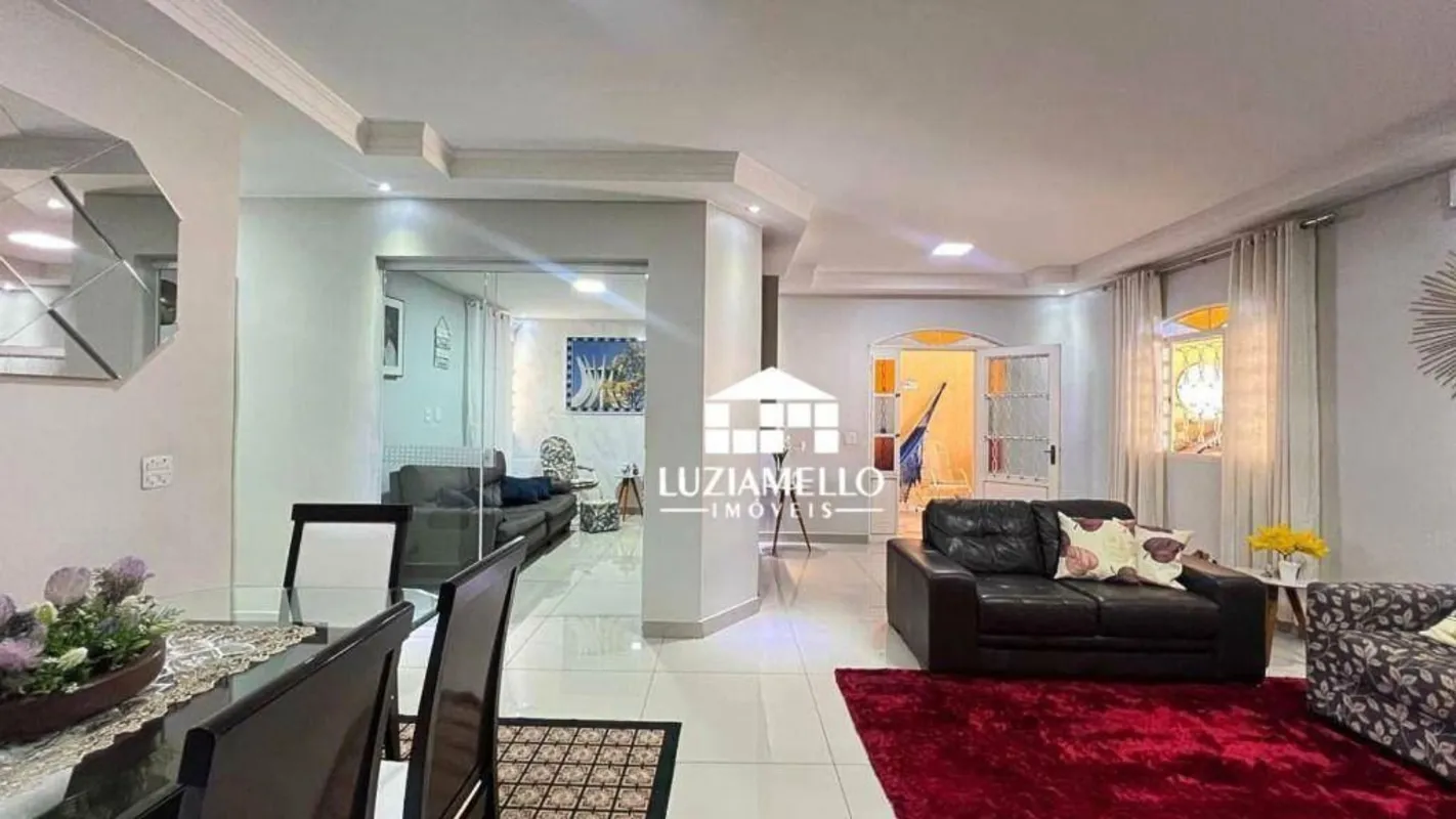 Casa Espaçosa, em dois pavimentos, sendo a parte social e íntima toda no térreo ...