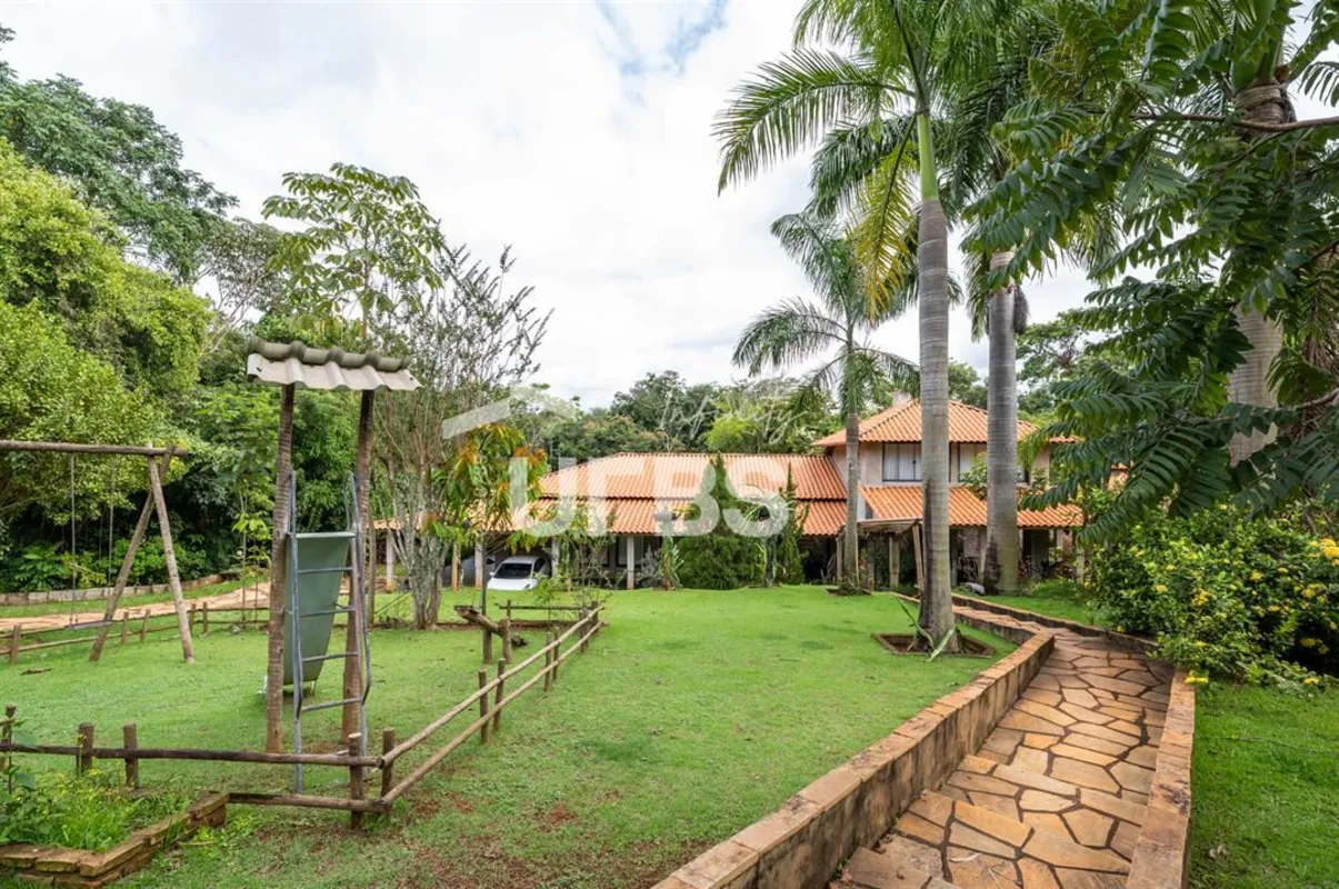 COD U-0028890 - - 460m2 - 5 suites ( 2 sem armario, 2 com armario embutido 1 sem...