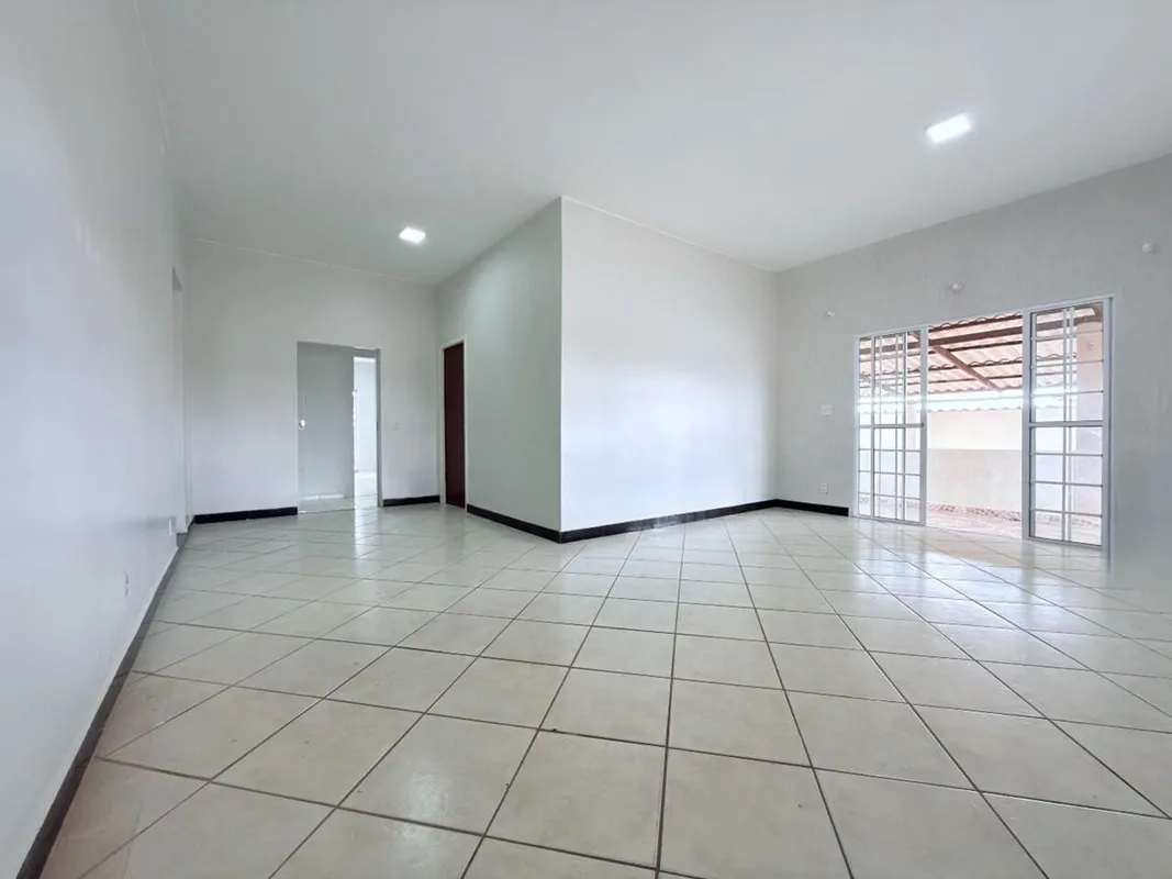 Excelente casa com aproximadamente 400m², espaçosa, bem ventilada e ideal para q...