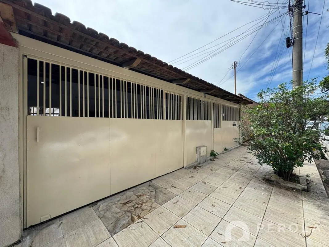 Casa Residencial com três quartos sendo uma suíte, sala para dois ambientes, coz...