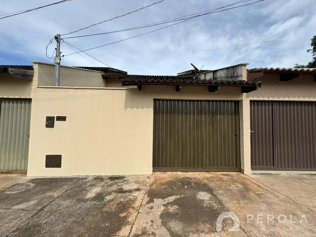 Casa geminada com dois quartos, banheiro social, sala, cozinha e área de serviço...