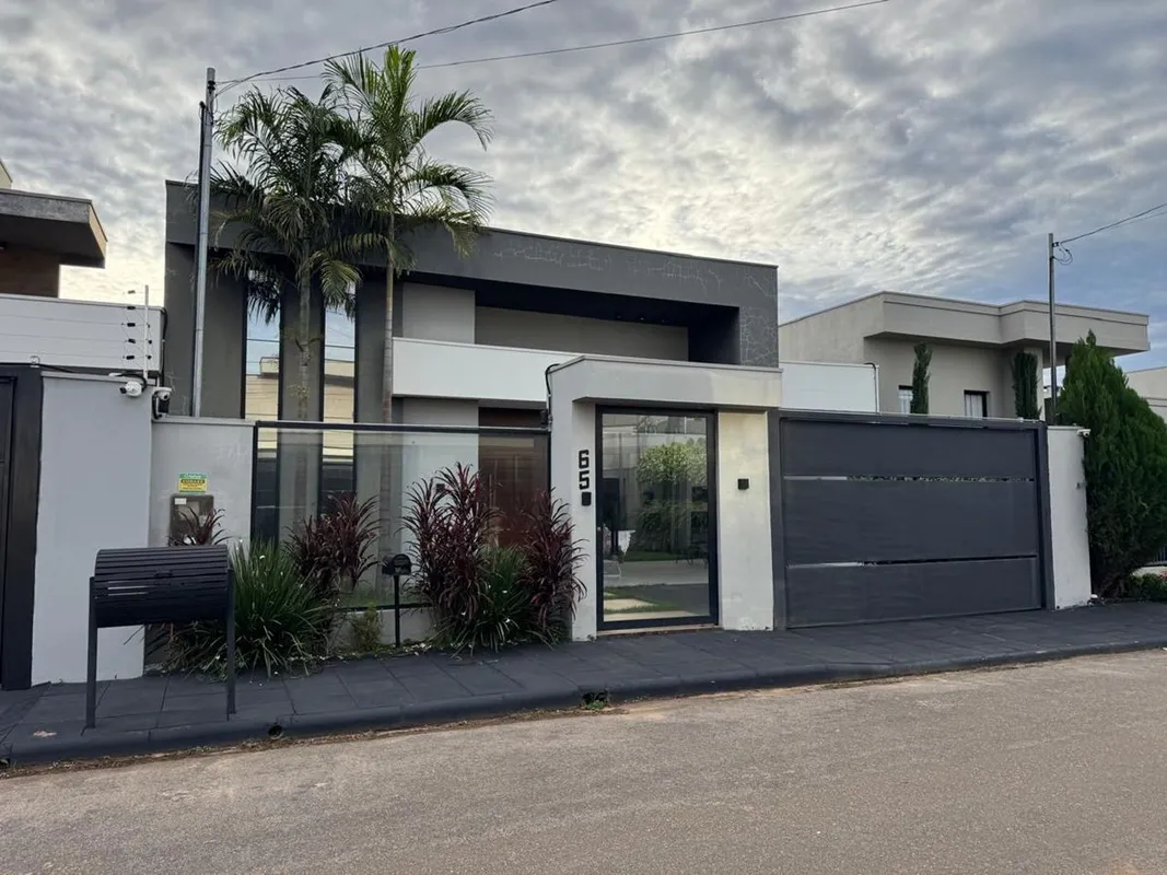 Belíssima Casa, com acabamento de 1ª e pronta p/ morar!São 3 quartos, sendo 1 su...