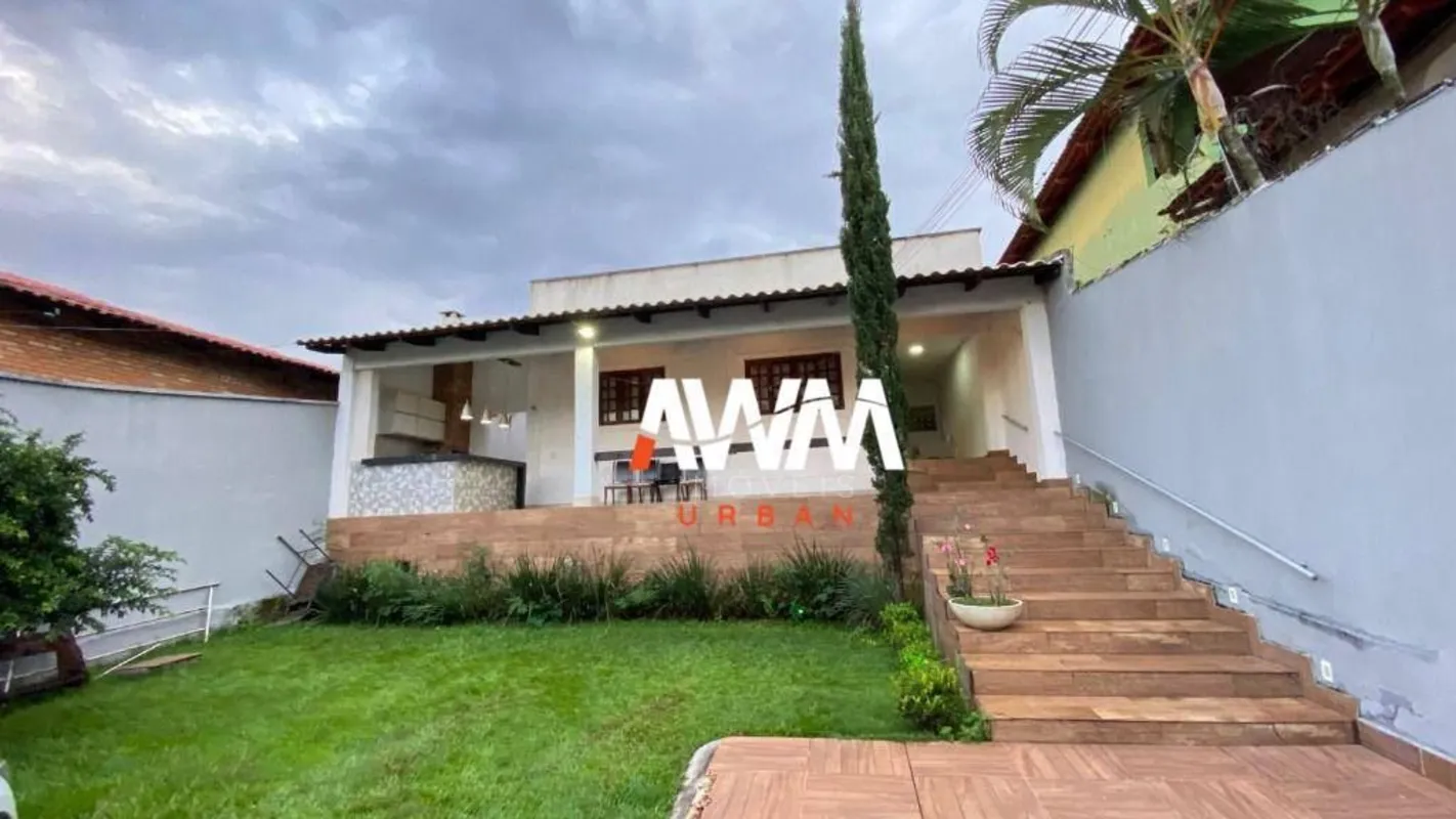 Sobrado em rua, localizado no Setor Jao, dispõe de 5 quartos, sendo 2 suítes mas...