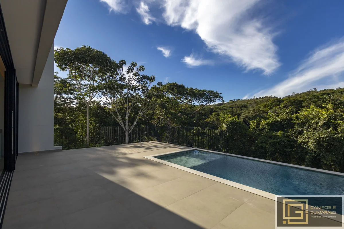 Residência com Vista Permanente e Proximidade de Córrego no Condomínio Quatro Es...