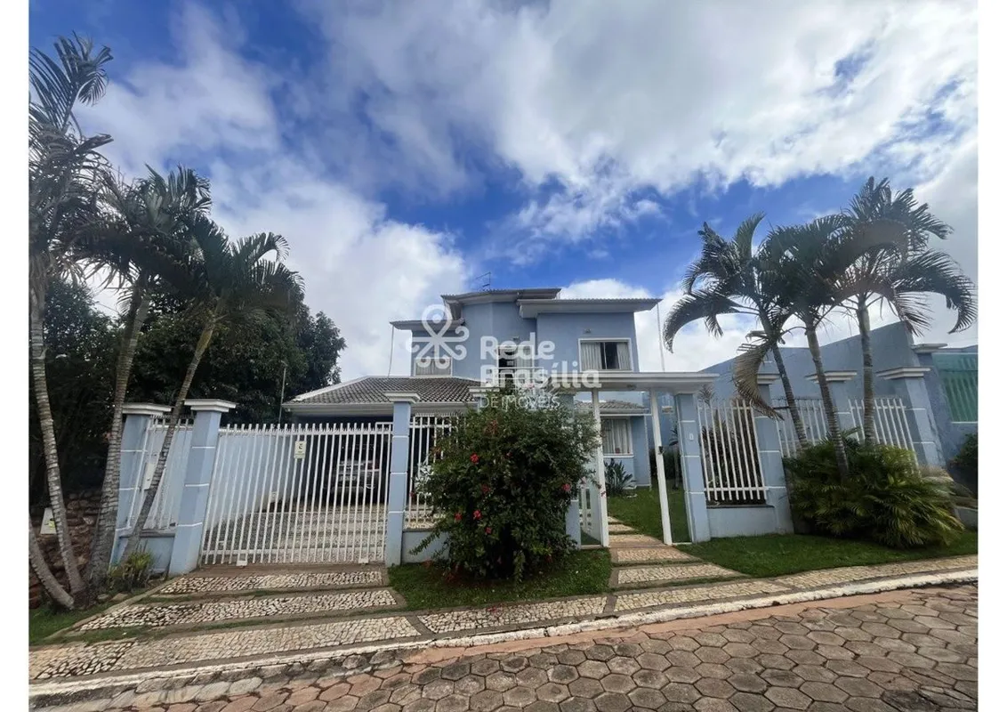 Excelente residência de alto padrão localizada no Condomínio Bela Vista I, em um...