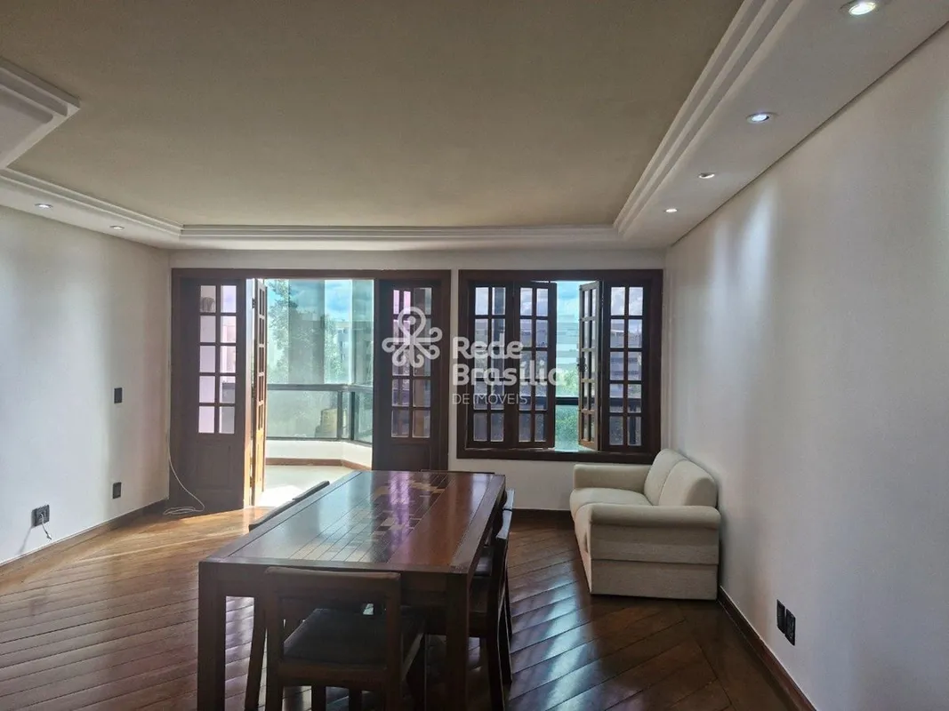 Excelente oportunidade de adquirir uma cobertura na Asa Norte, Brasília. Com áre...