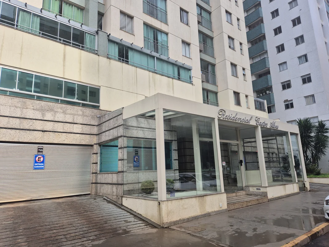 Apartamento com 3 quartos, sendo uma suíte. Sal com varanda incorporada, cozinha...