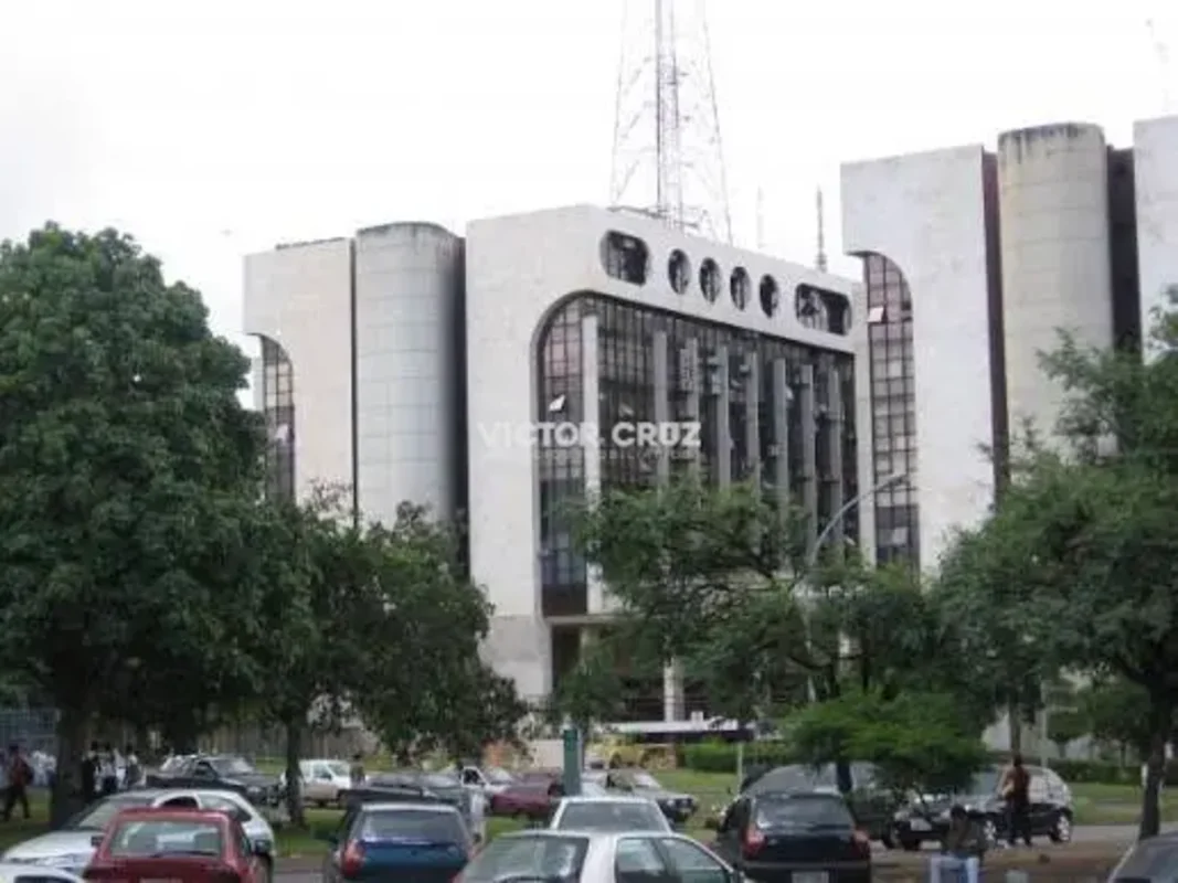 Victor Cruz Negócios Imobiliários LTDA aluga:SRTVS, Centro Empresarial Assis Cha...