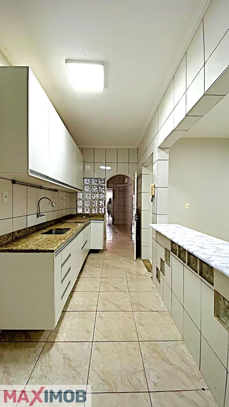 MAXIMOB vende casa térrea no Guará I.São cerca de 140m² de área construída, 3 qu...