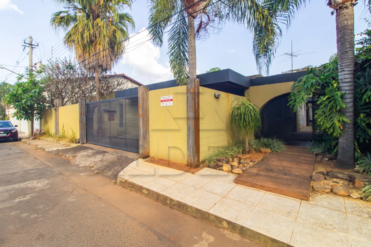 Localizado a 450 m do Centro Comercial Gilberto Salomão – 5 min à pé!O ponto é a...