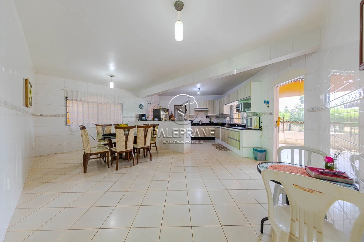 CASA COM 450 m² • TERRENO 950 m² • 4 QUARTOS • 2 SUÍTES • CHURRASQUEIRA • ESTRUT...