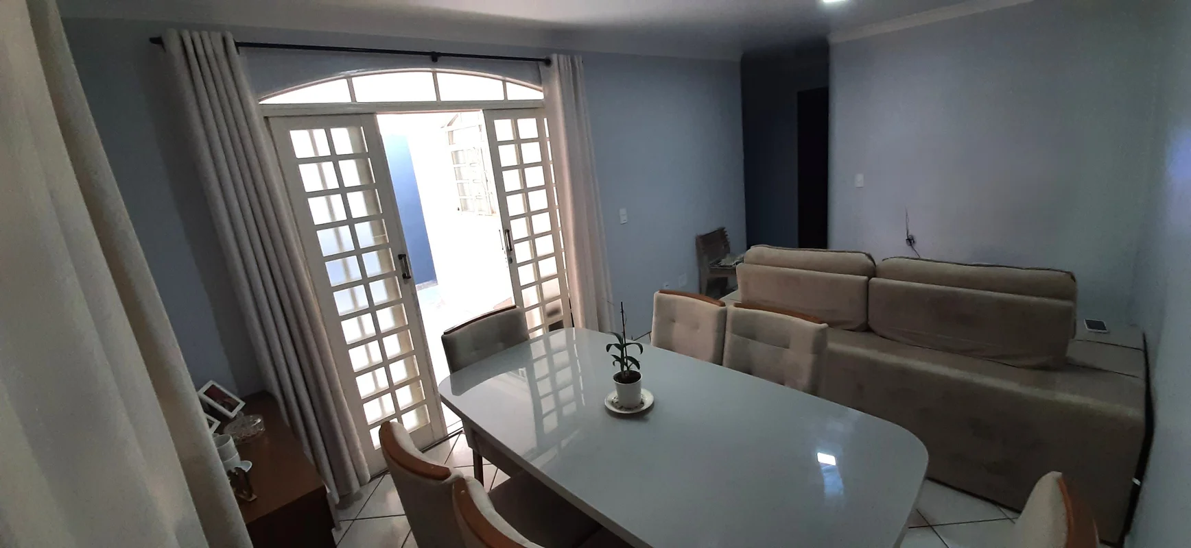 Casa com 02 quartos, sala, banheiro social, cozinha, despensa, área de serviço e...