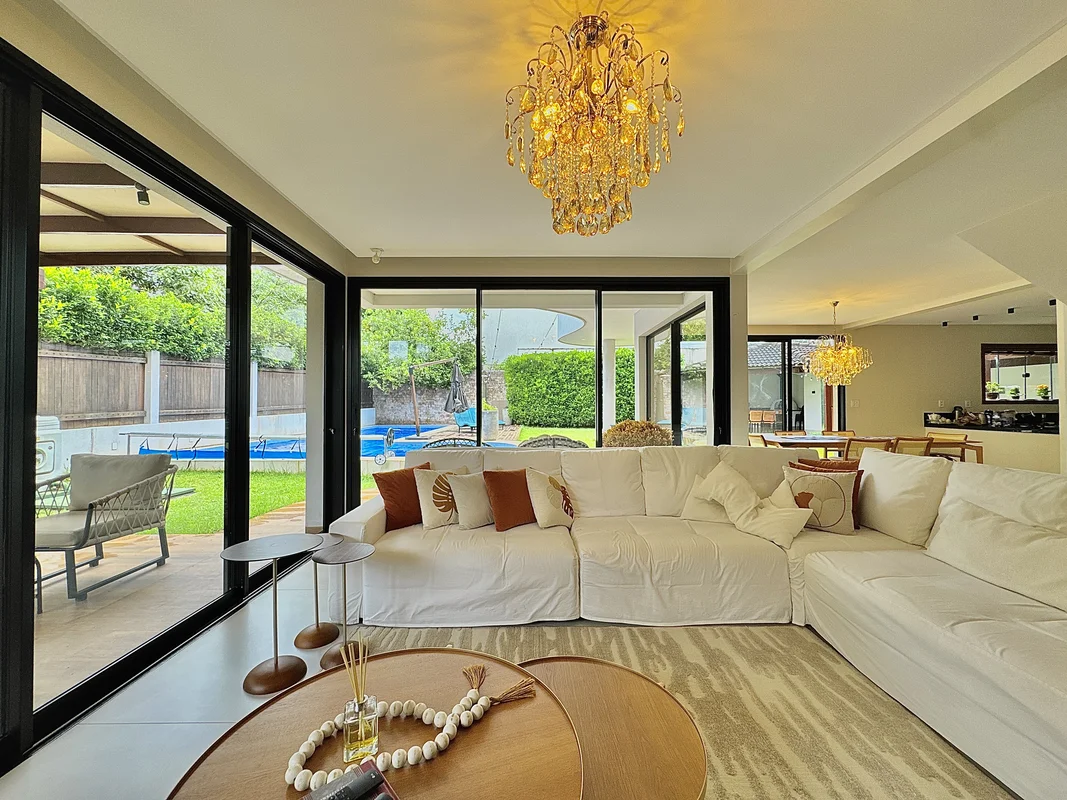 Descubra um sobrado exclusivo para aluguel no Loteamento Portal do Sol II, em Go...