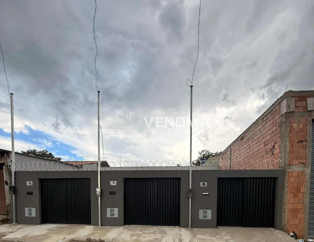 Descubra uma excelente casa de 2 quartos, sendo 1 suíte, na privilegiada Rua Joa...