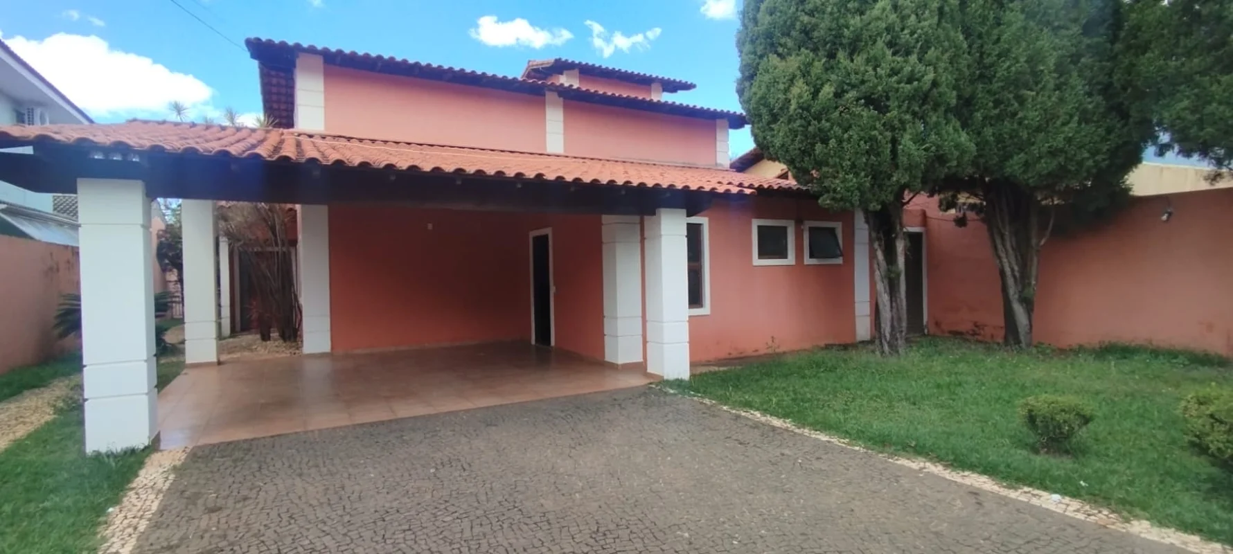 Descubra uma casa no Condomínio Jardim Botânico VI, em Brasília, que une confort...