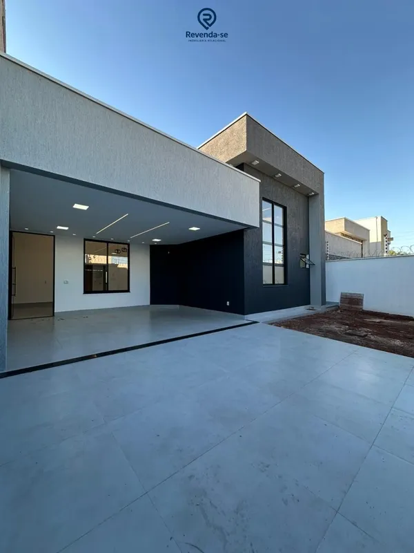 Esta belíssima residência destaca-se pelo projeto moderno com pé-direito duplo, ...