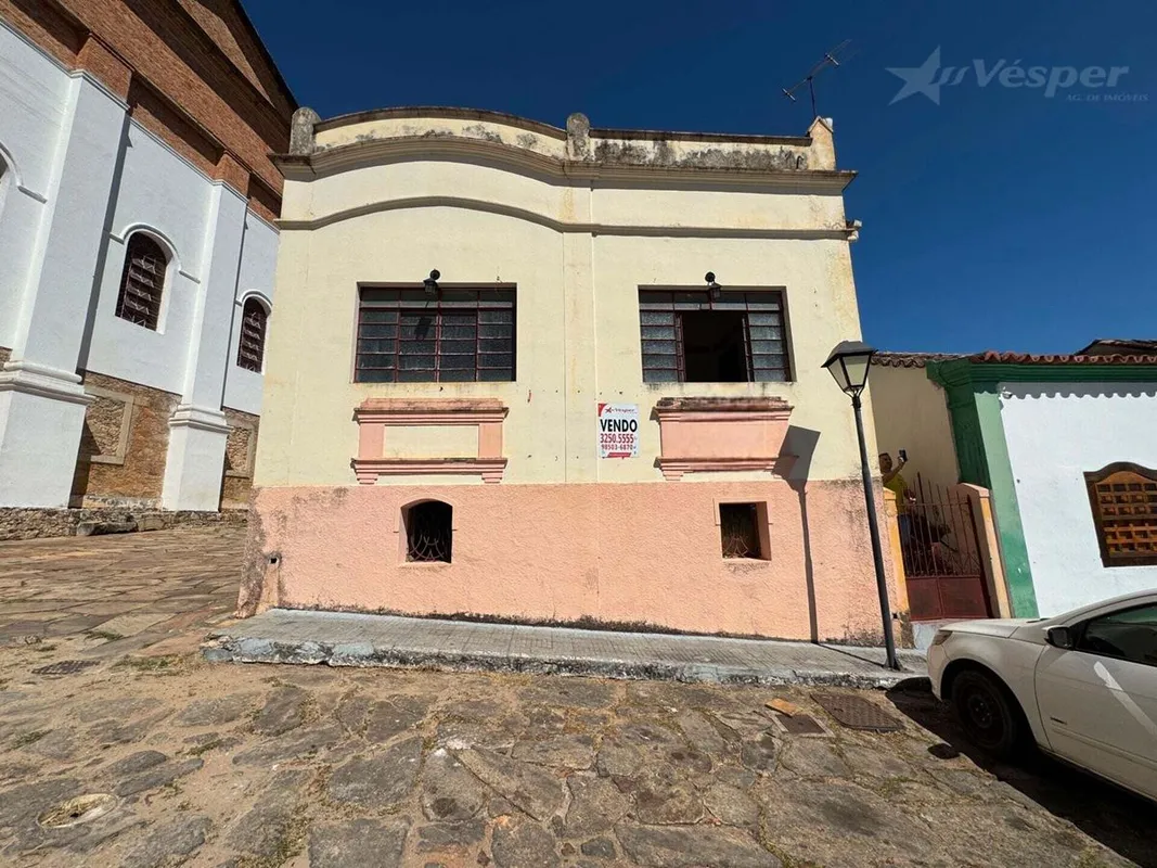 Sobrado á venda com área total 222,43m², localizada na Praça Dr. Tasso de Camarg...